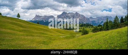 L'altopiano di Pralongia nel cuore delle Dolomiti, tra Corvara e San Cassiano Foto Stock