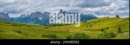 L'altopiano di Pralongia nel cuore delle Dolomiti, tra Corvara e San Cassiano Foto Stock