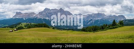 L'altopiano di Pralongia nel cuore delle Dolomiti, tra Corvara e San Cassiano Foto Stock