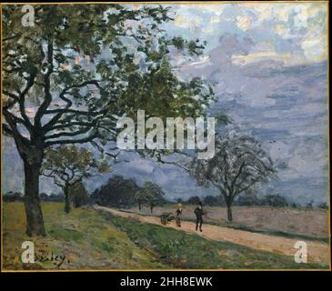 La strada da Versailles a Louveciennes probabilmente 1879 Alfred Sisley britannico nel 1870s, Sisley, come i suoi colleghi Monet e Pissarro, spesso dipinse le strade, ponti, e corsi d'acqua che collegano Parigi con i villaggi rapidamente suburbanizing a nord e ovest. Questa foto raffigura un sito vicino alla città di Louveciennes, sulla strada principale tra Versailles e Saint-Germain-en-Laye. La giustapposizione di due personaggi su strada di Sisley, un operaio che spinge un carrello e un uomo che indossa un sofisticato abito nero e un cappello, evoca il contrasto tra la vita di campagna in vecchio stile e la moderna città così Foto Stock