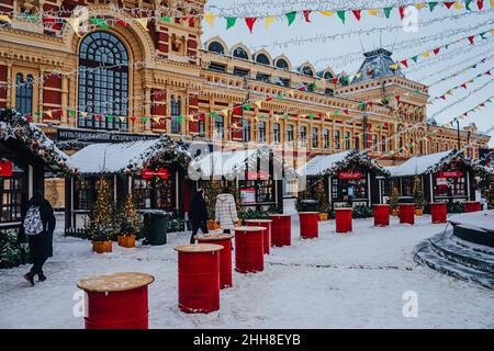 Fiera di Natale a Nizhny Novgorod. Decorazioni festive e splendidi padiglioni. Sala espositiva della Fiera di Nizhegorodskaya Yarmarka. Foto Stock