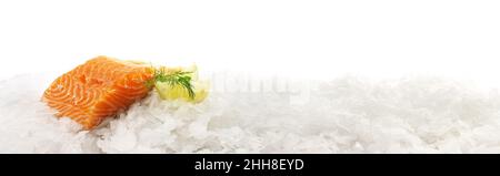 Filetto di salmone crudo su ghiaccio isolato su sfondo bianco Foto Stock
