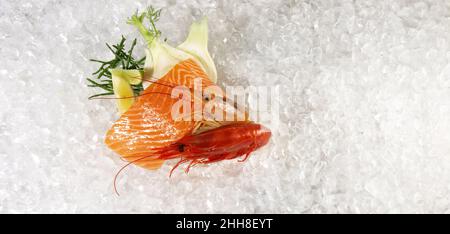 Filetto di salmone crudo con gamberi Tiger, Gamba Carabinero e gamberi su ghiaccio con fondo bianco Foto Stock