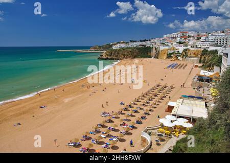 File di ombrelli di paglia, Praia de Peneco, Albufeira, Regione Algarve, Portogallo Foto Stock