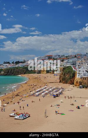 Praia dos Pescadores e centro storico, Albufeira, Regione dell'Algarve, Portogallo Foto Stock