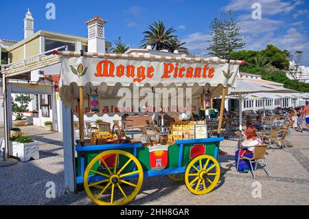 Snack cart di mandorle sulla spiaggia, Praia da Oura, Algarve Regione, Portogallo Foto Stock