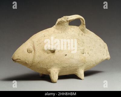 Aschi di terracotta (vaso) sotto forma di pesce ca. 1200–1175 a.C. Cipriota gli askos imitano probabilmente un prototipo miceneo della fine del XIII secolo a.C. si conservano tracce di decorazione in vernice arancione. Aschi di terracotta (vaso) sotto forma di pesce 240375 Foto Stock