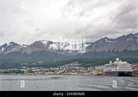 Nave da crociera MS Zaandam nel porto di Ushuaia, Tierra del Fuego, Patagonia, Argentina. Il porto argentino meridionale fornisce attracco per un gran numero di cr Foto Stock