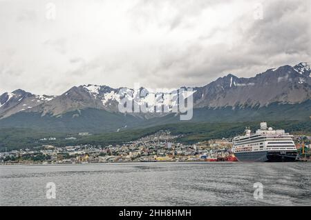 Nave da crociera MS Zaandam nel porto di Ushuaia, Tierra del Fuego, Patagonia, Argentina. Il porto argentino meridionale fornisce attracco per un gran numero di cr Foto Stock
