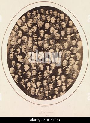 Ritratti di Aberdeen No. 1 1857 George Washington Wilson britannico, scozzese come fotografo di ritratto principale ad Aberdeen, Scozia, Wilson ha registrato centinaia di negativi dell’élite professionale della città. Su suggerimento del suo amico George Walker, un libraio, Wilson tagliò e incollò una selezione di teste di ritratto in un ovale stretto, mettendo al centro le figure più grandi e più importanti; poi ri-fotografò il collage. Esposto nella vetrina della libreria Walker, il fotomontaggio completato ha attirato l’attenzione immediata. Sorprendentemente, alcuni passanti non si rendono conto che il pho Foto Stock