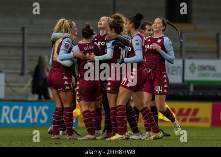 Burton, Regno Unito. 23rd Jan 2022. Burton, Inghilterra, 23rd gennaio 20 i giocatori di Aston Villa festeggiano la vittoria della partita WSL tra Leicester City e Aston Villa al Pirelli Stadium Gareth Evans/SPP Credit: SPP Sport Press Photo. /Alamy Live News Foto Stock