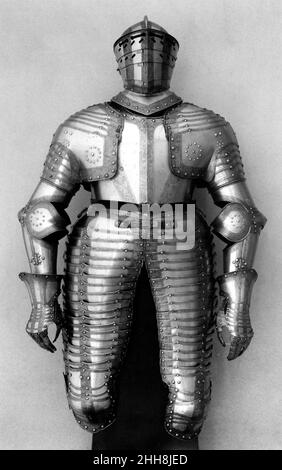 Armatura di Cuirassier datata 1621; casco e buffe, 19th secolo forse olandese questa armatura sembra appartenere ad un piccolo gruppo di armature olandesi finemente fatte del primo terzo del XVII secolo. La data si trova nella decorazione delle piastre più basse delle poleyns (protezione del ginocchio) e legge, anno (sinistra); 1621 (destra). Il brima del casco e il buffe cadente (difesa del viso) sono restauri risalenti al XIX secolo. Sia il pettorale che il backplate di questa armatura sono stati provati, cioè, una pistola o un muschio sono stati sparati loro per assicurarsi che fossero bulletproof. L'ammaccatura risultante Foto Stock