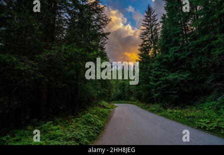 Girare la strada per il Morskie Oko contro i monti tatra durante il tramonto o l'alba drammatica, o occhio del lago di mare a Zakopane, Polonia. Foto Stock