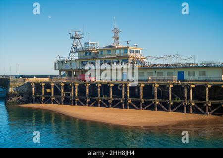 Ramsgate, UK - Jan 13 2022 l'imponente struttura della Royal Harbour Brasserie, sul molo est in una giornata invernale soleggiata con il visbale lunare in th Foto Stock