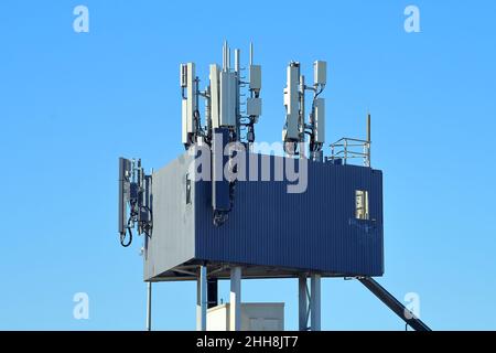 Stazione base di telefonia mobile con cluster di ripetitori cellulari, Melbourne, Australia. Foto Stock