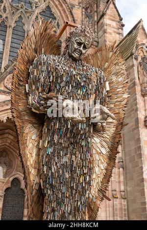 La scultura dell'angelo del coltello fuori dalla cattedrale di Hereford Foto Stock