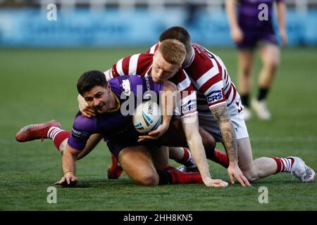 NEWCASTLE ON TYNE, JAN 23rd Jack Johnson of Newcastle Thunder viene affrontato durante la partita amichevole tra Newcastle Thunder e Wigan Warriors a Kingston Park, Newcastle domenica 23rd gennaio 2022. (Credit: Will Matthews | MI News) Credit: MI News & Sport /Alamy Live News Foto Stock