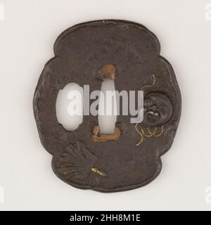 Guardia di spada (Tsuba) raffigurante il personaggio comico Hyottoko (????) 17th secolo giapponese l'obverse di questo tsuba mostra il rilievo di una maschera Hyottoko e un ventilatore rotto e l'inverso un ventilatore chiuso. Hyotokko è un personaggio giapponese simile a clown, che viene trasmesso attraverso l'uso di una maschera. Egli è raffigurato su questo tsuba nel modo tradizionale, cioè con occhi asimmetrici e con una sciarpa intorno alla testa. Guardia di spada (Tsuba) raffigurante il personaggio comico Hyottoko (????). Giapponese. 17th secolo. Ferro, rame, oro. Spada Furniture-Tsuba Foto Stock