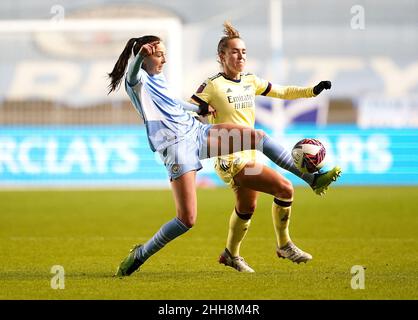 Caroline Weir (a sinistra) di Manchester City e Lia Walti dell'Arsenal combattono per la palla durante la partita della Barclays fa Women's Super League al Manchester City Academy Stadium di Manchester. Data foto: Domenica 23 gennaio 2022. Foto Stock