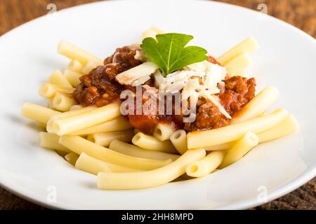 pasta di maccheroni con salsa bolognaise Foto Stock