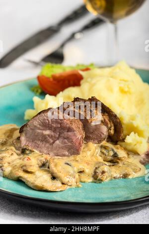 filetto di maiale con salsa di crema di funghi Foto Stock