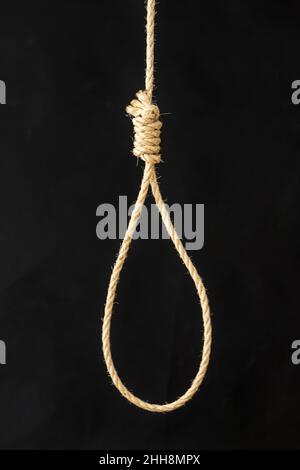 corda annodata per galloni su sfondo nero Foto Stock