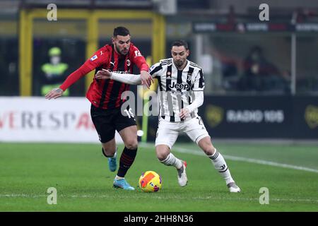 Milano, Italia. 23rd Jan 2022. Mattia De Sciglio della Juventus FC e Theo Hernandez dell'AC Milan combattono per la palla durante la Serie A match tra AC Milan e Juventus FC allo Stadio Giuseppe Meazza il 23 gennaio 2022 a Milano. Credit: Marco Canoniero/Alamy Live News Foto Stock