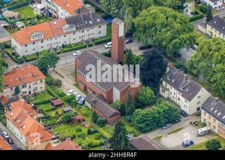 Veduta aerea, chiesa cattolica San Giuseppe, Wedau, Duisburg, zona della Ruhr, Renania settentrionale-Vestfalia, Germania, luogo di culto, DE, Europa, comunità religiosa Foto Stock