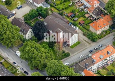 Veduta aerea, chiesa cattolica San Giuseppe, Wedau, Duisburg, zona della Ruhr, Renania settentrionale-Vestfalia, Germania, luogo di culto, DE, Europa, comunità religiosa Foto Stock