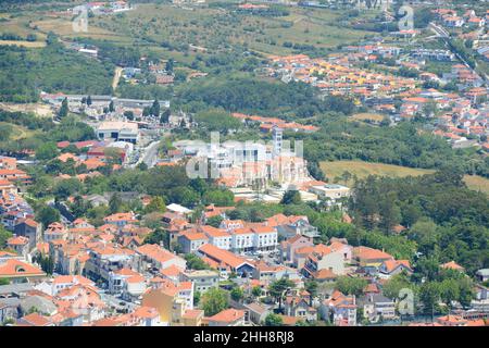 Vista aerea della città di Sintra e paesaggio dalla cima del Castello dei Mori, Sintra, distretto di Lisbona, Portogallo. Foto Stock