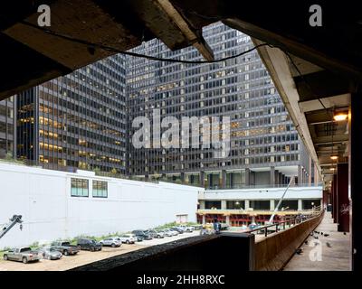 Vista sotto le carreggiate multilivello dell'Illinois Center Foto Stock