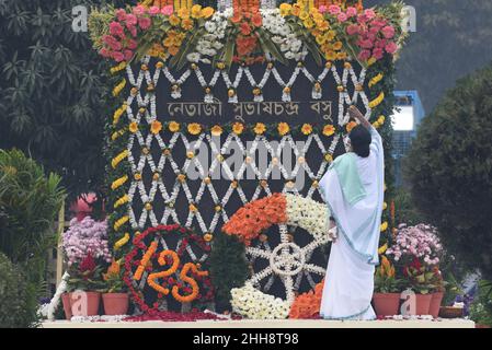 Kolkata, India. 23rd Jan 2022. KOLKATA, INDIA - GENNAIO 23: Il Capo Ministro del Bengala Occidentale Mamata Banerjee rende omaggio floreale durante un evento per celebrare il 125th anniversario di nascita di Netaji Subhas Chandra Bose alla Red Road il 23 Gennaio 2022 a Kolkata, India. (Foto di Samir Jana/Hindustan Times/Sipa USA) Credit: Sipa USA/Alamy Live News Foto Stock