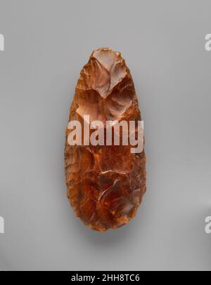 Biface 700.000–200.000 a.C. Acheulean adatto per una varietà di attività, tra cui scavo, trinciatura e macellatura, le assi delle mani paleolitiche sono il tipo di attrezzo più antico e più utilizzato prodotto da diverse specie di ominidi, con un utilizzo documentato per un periodo di 1,7 milioni di anni. Questi nove esempi, tutti scoperti all'interno di una piccola area geografica dell'Aisne, in Francia, sono notevoli per la loro varietà e l'alta qualità della loro lavorazione. Essi sono una potente manifestazione di un precoce e continuo interesse umano per la perfezione della forma, e l'estetica in generale, come dimostrato dal loro Foto Stock