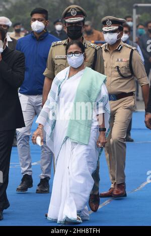 Kolkata, India. 23rd Jan 2022. KOLKATA, INDIA - GENNAIO 23: Il Capo Ministro del Bengala Occidentale Mamata Banerjee arriva con un conch per celebrare il 125th anniversario di nascita di Netaji Subhas Chandra Bose alla Red Road il 23 Gennaio 2022 a Kolkata, India. (Foto di Samir Jana/Hindustan Times/Sipa USA) Credit: Sipa USA/Alamy Live News Foto Stock