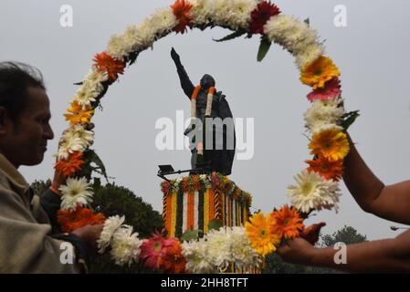 Kolkata, India. 23rd Jan 2022. KOLKATA, INDIA - GENNAIO 23: La gente rende omaggio floreale a Netaji Subhas Chandra Bose nel suo 125th anniversario di nascita a Red Road il 23 Gennaio 2022 a Kolkata, India. (Foto di Samir Jana/Hindustan Times/Sipa USA) Credit: Sipa USA/Alamy Live News Foto Stock