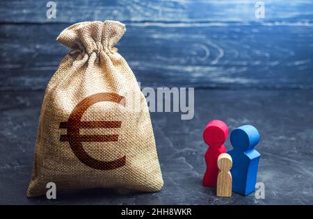 Figurine di famiglia e la borsa di soldi dell'euro. Livello di reddito, budget. Debito elevato. Ricerca sociale, preferenze dei consumatori. Segmentazione. Marketing e targeting. De Foto Stock