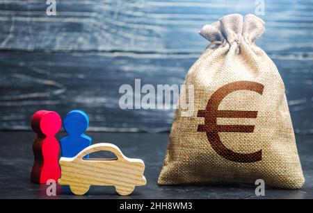 Figurine di coppia e borsa di soldi dell'euro. Politica dei trasporti. Budget. Ricerca sociale, preferenze dei consumatori. Marketing e targeting. Sovvenzione demografica. INVE Foto Stock