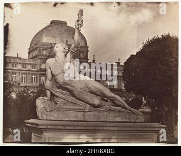 Spartan Soldier 1859 Charles Nègre francese stupito per aver visto prima i daguerreotipi (circa 1844) e sognato il potenziale del mezzo, Charles Nègre risolse immediatamente a dedicarsi alla nuova arte, sperimentando prima con la daguerreotipia e, dopo il 1847, con la fotografia cartacea. Come le Secq e le Grey, Nègre aveva studiato pittura con Paul Delaroche, e la sua esperienza al cavalletto era la base per il suo lavoro fotografico dei primi 1850s generi scene di musicisti di strada parigini, scope di camino, e venditori, così come le viste architettoniche. Nonostante il suo riconosciuto talento Nègre f Foto Stock