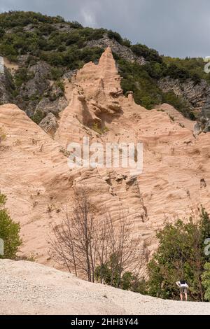 Particolari rocce rosse con pinnacoli e torri chiamate Lame rosse nei Monti Sibillini (Marche) Foto Stock