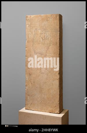 Stele di marmo con iscrizione lidiana del 6th secolo a.C.? Lidiana scavata a SardisQuesta stele un tempo si trovava in una fila di tali monumenti all'estremità occidentale del tempio di Artemide a Sardis. L'iscrizione è uno dei documenti meglio conservati e più importanti della scrittura lidiana. Anche se le lettere sono simili a quelle del greco, la lingua stessa era abbastanza diversa e non è stata ancora completamente decifrata. L'iscrizione può essere un documento giudiziario relativo al trasferimento di merci da un individuo chiamato Mlimnas al santuario di Artemis.. Stele in marmo con iscrizione lidiana 252459 L. Foto Stock