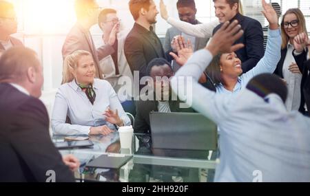 African American businessman Boss con Group of Business People in Creative Office, Successful Mix Race Man leader businessspeople Team Stand piegato H. Foto Stock
