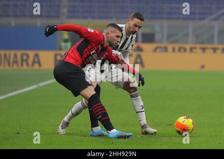 Milano, Italia. 23rd Jan 2022. Mattia De Sciglio di Juventus si incula con ante Rebic di AC Milano durante la serie A a a Giuseppe Meazza, Milano. Il credito dovrebbe essere: Jonathan Moscarop/Sportimage Credit: Sportimage/Alamy Live News Foto Stock