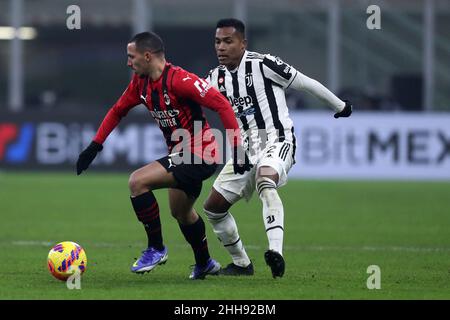 Milano, Italia. 23rd Jan 2022. Alex Sandro del Juventus FC e Ismael Bennacer dell'AC Milan combattono per la palla durante la Serie A match tra AC Milan e Juventus FC allo Stadio Giuseppe Meazza il 23 gennaio 2022 a Milano. Credit: Marco Canoniero/Alamy Live News Foto Stock