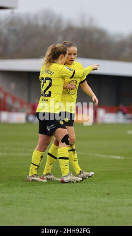 Crawley, Regno Unito. 23rd Jan 2022. Broadfield Stadium, Crawley, UK, Scottish National Team player Erin Cuthbert (22 che) e norvegese internazionale Guro Reiten (11, che) durante una partita del WSL il 23 gennaio 2022 tra Brighton & Hove Albion W.F.C e Chelsea Women al Broadfield Stadium, Crawley, UK Bettina Weissensteiner/SPP credito: SPP Sport Photo Press. /Alamy Live News Foto Stock