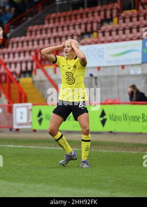 Crawley, Regno Unito. 23rd Jan 2022. Broadfield Stadium, Crawley, Regno Unito, Un pomeriggio frustrante per Danish International Pernille Harder (23, che) durante una partita WSL il 23 gennaio 2022 tra Brighton & Hove Albion W.F.C e Chelsea Women al Broadfield Stadium, Crawley, Regno Unito Bettina Weissensteiner/SPP credito: SPP Sport Press Foto. /Alamy Live News Foto Stock