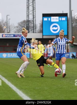 Crawley, Regno Unito. 23rd Jan 2022. Broadfield Stadium, Crawley, UK, Danique Kerkdijk (5 BRI), Pernille Harder (23, che) ed Emma Koivisto (2, BRI) durante una partita del WSL il 23 gennaio 2022 tra Brighton & Hove Albion W.F.C e Chelsea Women al Broadfield Stadium, Crawley, UK Bettina Weissensteiner/SPP Sport Photo Press. /Alamy Live News Foto Stock