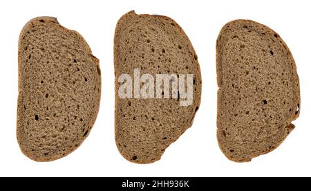 tre fette di pane di segale su sfondo bianco, vista dall'alto, cottura fresca e deliziosa fatta in casa Foto Stock