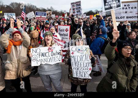 Washington, DC, Stati Uniti. 23rd Jan 2022. 23 gennaio 2022 - Washington, DC, Stati Uniti: Dimostranti con i segni alla sconfitta il (vaccino) Mandati Rally. (Credit Image: © Michael Brochstein/ZUMA Press Wire) Credit: ZUMA Press, Inc./Alamy Live News Foto Stock