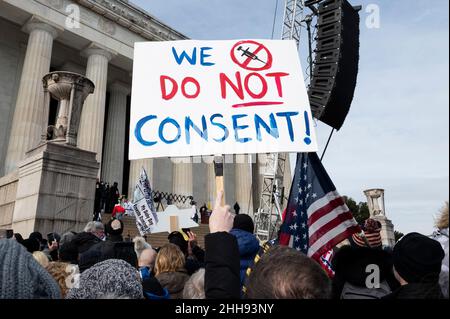 Washington, DC, Stati Uniti. 23rd Jan 2022. 23 gennaio 2022 - Washington, DC, Stati Uniti: Donna con un segno che dice ''non acconsento'' alla sconfitta del (vaccino) Mandati Rally. (Credit Image: © Michael Brochstein/ZUMA Press Wire) Credit: ZUMA Press, Inc./Alamy Live News Foto Stock