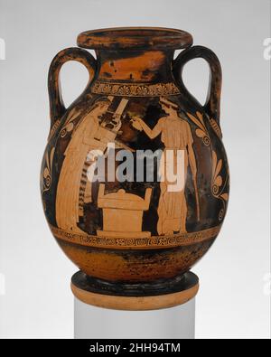 Terracotta pelike (vaso) metà del 5th secolo a.C. attribuito ad un artista vicino al Chicago Painter Obverse, Apollo e sua sorella, Artemis, versando libazione ad altarReverse, due vestiario in un lungo chitone, Apollo detiene una kithara, lo strumento a corde utilizzato per le performance professionali e pubbliche. Egli appare qui nel suo ruolo di leader delle nove muse e patrono delle arti. Artemis versa liquido nel phiale tenuto dal fratello, e a sua volta versa una libazione sull'altare tra loro. Pelike di terracotta (vaso). Greco, Attico. Metà 5th secolo a.C. Terracotta; figura rossa. Classico. Vaso Foto Stock